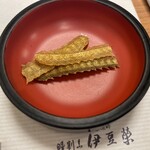 Unagi Kappou Izuei Umegawatei - 突出しのカレー風味の骨せんべい