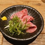 Kamado Yaki Nikuyorozu - 小豆島 オリーブ牛(黒毛和牛)のお刺身