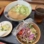 手打の味 小泉 - うどん（きつねトッピング）ねぎいっぱい・サラダ・サービスのお漬物