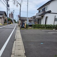 すし大 - 控え目な看板、ランチだと1人1台で来ても車が停められます