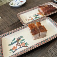 家寶 跳龍門 - 皮付き豚バラ肉の焼き物4切れ