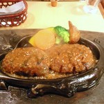 さわやか 富士錦店 - 切られて押されたげんこつハンバーグ(笑)ソースと肉汁が熱々の鉄板でジュージューいってます。