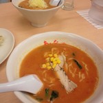 あかなす家 甲府昭和店 - トマトラーメン。意外と酸味が合ってラーメンに合います。チーズが入ると濃厚になります。