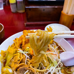 元祖スタミナ満点らーめん すず鬼 - 麺は武蔵野うどん系の食感と喉越し、食べ応えがありました。