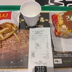 マクドナルド - スパイシービーフバーガー220円(中身多め無料)、ポテトS(KODOクーポンで無料)、お水(モチロン無料)(2023.9.4)