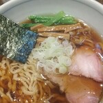 櫻井中華そば店 - 薄ピンク色の吊るしチャーシュー♪ギュッとしまった肉質だけどジューシー！あっさりラーメンに合う〜