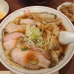 中華そば 共楽 - チャーシューワンタン麺、竹の子、玉子