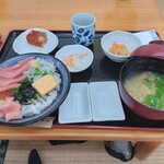 久楽 - まぐろ、いくら、しらす合せ丼