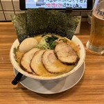 横浜らぁめん 桜花 - ネギチャーシュー麺、煮卵トッピング