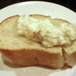 Coma - イチジクとブラータチーズ（ブラータチーズをパンにのせて）