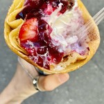 クレープリー・アルション - 食べかけ⚠️ベリーチーズケーキみたいな味のアイスクリームとカスタードクリームが入ってました！チョコレートソースも入ってます(*´﹃｀*)♡♡ 