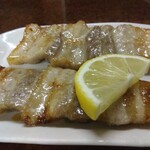 鶴亀 - 豚バラ２本 280円(税込)(2023年9月14日撮影)