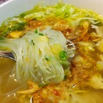 Warung Berkah Jaya - スープには、ホロホロの骨付きチキン、春雨、細切りのシャキシャキ野菜がたっぷり♬