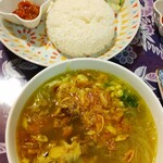 Warung Berkah Jaya - ソトアヤム(ソトはスープ、アヤムは鶏の意) 辛みのサンバル、ライスとあちらのお米チップ添えで♬