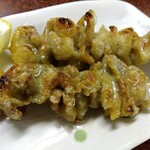 鶴亀 - 鶏皮２本 200円(税込)(2023年7月6日撮影)