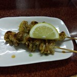 鶴亀 - 鶏皮２本 200円(税込)(2023年7月6日撮影)