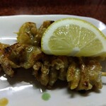 鶴亀 - 鶏皮２本 200円(税込)(2023年7月6日撮影)