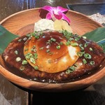 San Aroha - ロコモコ。ご飯が見えないくらいのハンバーグ。