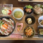 旬彩小鉢 ゆとゆ - ローストビーフ丼と彩り小鉢の定食