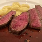 クネル - 蝦夷鹿もも肉のステーキ　黒胡椒ワインソース　ニョッキ　とうもろこしソース