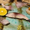 8分め料理店 - 刺身盛り合わせ【ハーフ】(税込1,100円)
①伊佐木②〆鯖③帆立、蝦夷馬糞雲丹載せ④真名鰹⑤真鯛⑥烏賊
通常2人前で税込2,200円なのですがお一人様対応をして下さいました
m(_ _)m