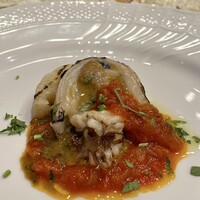 クリマ ディ トスカーナ - 長崎産針イカ リヴォルノ風 茨城産新レンコン
                    美味しい！！
                    新イカが柔らかくトマトソースの酸味とバッチリな組み合わせ！
                    内臓と墨袋も綺麗にして一緒に合わせてますが、それが凄く味に深みを出してきます。