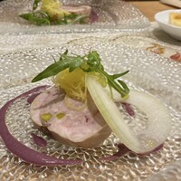 クリマ ディ トスカーナ - フランス産仔ウサギ ロートロ 八街 青ナスカルピオーネ アグレストデルキャンティ
                    仔ウサギの肉とピスタチオ等を巻き、低温で調理したハムの様な料理です。
                    ソースは若摘み葡萄を使った酸味のあるソース♪