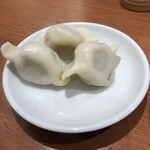 217964404 - 水餃子！色々あるが豚肉とセロリをチョイス。強い肉肉しさに、モチモチした厚めの皮がめちゃくちゃ合う。