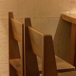 Kishiya - 椅子の背柱が片方だけ伸びているデザイン。
                        ショルダーバックとか、掛けやすそう。