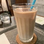 Cafe MythiQue - ドリンクは「アイスロイヤルミルクティー」で…