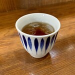 吟の蔵 - 冷たいお茶で到着まで寛ぐ。