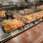 Marugame Seimen - 手前に、野菜かき揚げがあるが・・・もう私は、食べれない（胃袋に、空きがない）