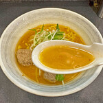 石山商店 - “節薫る味噌らーめん”の名の通り、魚介の風味が前面に出ているスープ