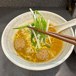 石山商店 - 薄めの味噌味にガッツリ魚介出汁を効かせたスープに水菜が良く合います