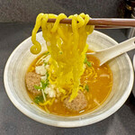 石山商店 - 黄色い中太縮れ麺