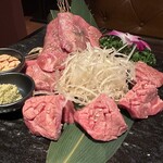 黒毛和牛一頭買い 本格和牛焼肉 個室 清香苑 大宮店 - 花咲厚切り真タンとネギ上タン