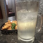 Kyuushuujidori Kanzen Koshitsu Jidoritakumi - 鶏の唐揚げとレモンサワー