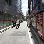 中華そば いづる - お店のある小道、吉野家の脇