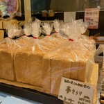 カフェ・フェリーチェ - 店頭販売の食パン。