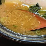 豚骨醤油ラーメン 王道家 - スープ(油多め)