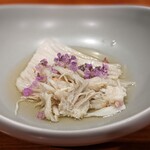 市sushi - ほそーく切られた山芋と渡り蟹のお酢の物。