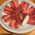 神泉ホルモン 三百屋 - ツラミ(塩)