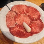 神泉ホルモン 三百屋 - 薄切りタン