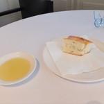 イルマーレ - 自家製フォカッチャ　お好みでオリーブオイルを。。。