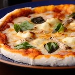 Arata - コプリーヌ茸とクリームチーズのピザ