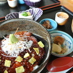 吉峰庵 さかな もち月 - 鮪やイクラは『漬け』。ご飯を『白｣か『酢飯』か選べる