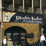 ダバ インディア - ひっきりなしに人が通ります