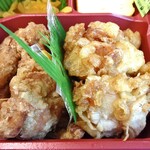 Toriya Tokusan - 「炭火焼き弁当」の鶏唐揚げ（左）＆ 鶏天