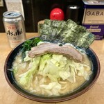 ラーメン 光家 - ラーメン中盛り¥900、キャベツ¥100、海苔¥100、ビール¥350