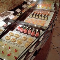 フェリエ - 宝石のショーケースのような冷菓たち